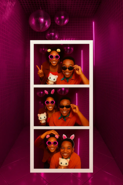 Strip photo dans la cabine de photobooth coréen "Miroir" de KONEO, un décor immersif aux néons roses et aux reflets multiples. Ce duo complice joue avec les accessoires pop et les peluches pour un rendu fun et plein de personnalité. Un photobooth unique, parfait pour des clichés colorés entre amis, en couple ou en solo.